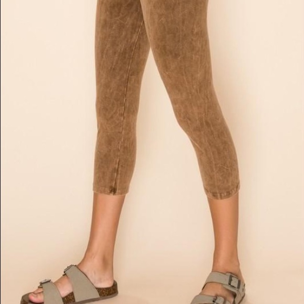 Aubrey Mineral Wash Capri Leggings